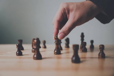 Satranç tahtası oyununda iş adamı. Stratgy ve taktik konsepti planla