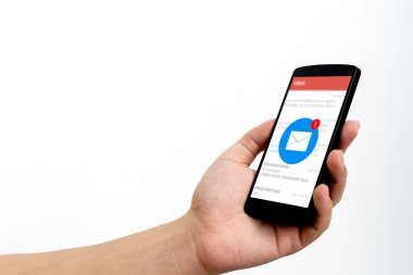 Akıllı telefondan erkek başvuru e- postalarını kontrol ediyor. Akıllı telefondan yeni iletiler bildiriliyor