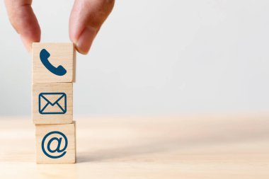 Ağaç bloğu sembolü, telefon, e-posta, adres. Web sitesi bizimle ya da e-posta pazarlama konseptiyle iletişime geçin