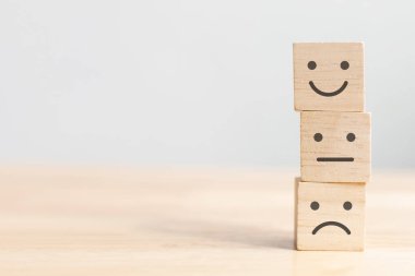 Tahta küp blok, simge yüzlü istifleme müşteri tecrübelerine en iyi iş hizmetleri derecelendirme, memnuniyet araştırması konsepti