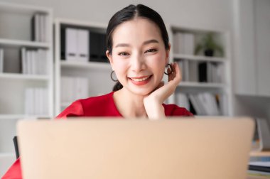 Ev konsepti, iş yerinde dizüstü bilgisayarda çalışan güzel Asyalı kadın portresi.