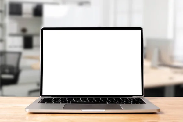 Laptop Blanco Scherm Houten Tafel Met Moderne Werkplek Kantoor Achtergrond — Stockfoto