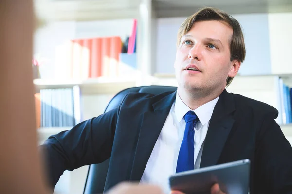 Empresário Escuta Respostas Candidatos Entrevista Emprego Recursos Humanos Gestão Talentos — Fotografia de Stock