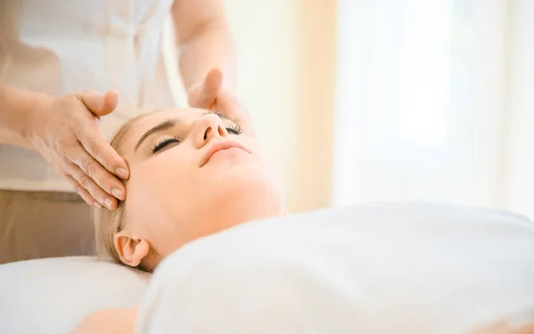 Mooie Vrouw Die Hoofd Gezichtsmassage Krijgt Spa Salon Concept Van — Stockfoto