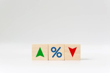 Faiz oranı finansal ve ipotek oranları kavramı. Simge yüzdesi sembollü tahta küp bloğu ve yukarı ve aşağı yönde ok