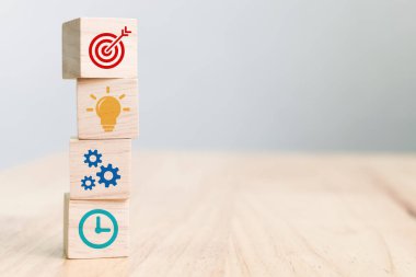İş stratejisi ve eylem planı kavramı. Simgeyle istiflenmiş tahta küp bloğu