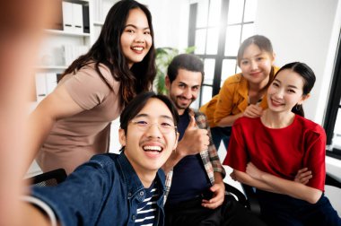 Grup genç adam ve kadın takımının selfie 'si. Birlikte eğleniyorlar.