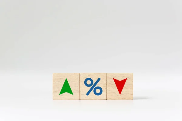 金融和抵押贷款利率概念 带有图标百分比符号和上下箭头的木制立方体块 — 图库照片
