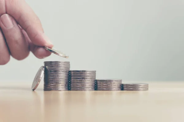 Konzept Spart Geld Finanzunternehmen Investitionen Hand Der Männlichen Münzen Legen — Stockfoto