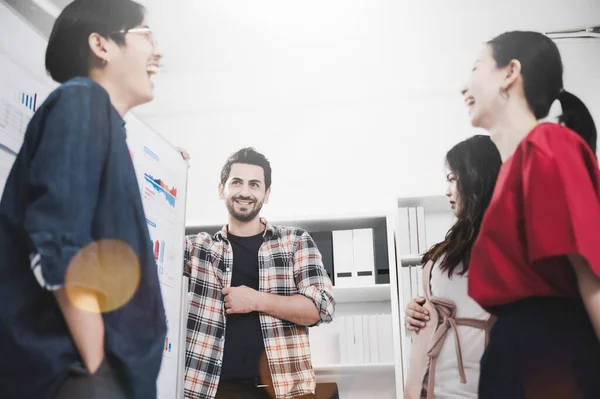 Proceso Coworking Equipo Empleados Corporativos Que Trabajan Proyecto Tormenta Ideas — Foto de Stock