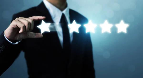 Biznesmen Trzyma Pięć Symboli Gwiazdki Aby Zwiększyć Rating Koncepcji Firmy — Zdjęcie stockowe