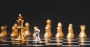 Lider ve başarılı iş yarışması konsepti. Satranç tahtası stratejisi