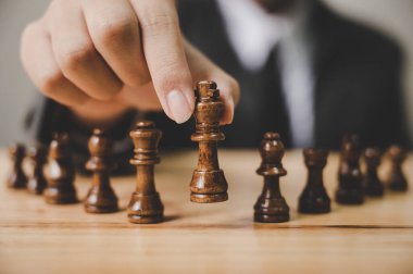 Satranç tahtası oyununda iş adamı. Stratgy ve taktik konsepti planla