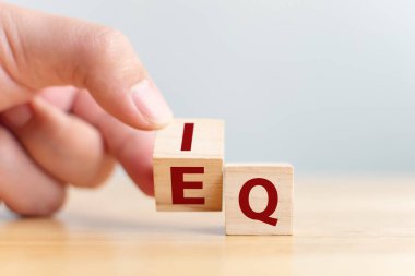 Kelime IQ 'lu ahşap küpü EQ' ya çevirin. Duygusal zeka ve zeka katsayısı