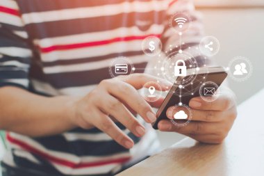 Bağlı aygıtlar ve kişisel veri bilgilerinden oluşan ikon grafik siber güvenlik ağına sahip cep telefonu kullanan erkek ellerinin yakın plan resmi