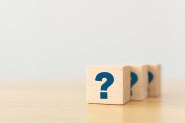 Tahta kübün blok şekli ve tahta masanın üzerinde işaret işareti işareti var.