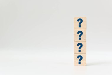 Beyaz arkaplanda işaret işareti olan tahta küp blok şekli