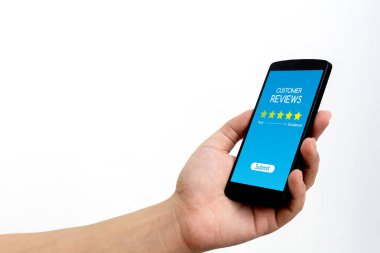 Müşteri değerlendirmesi iş konsepti, cep telefonu kullanan erkek eli