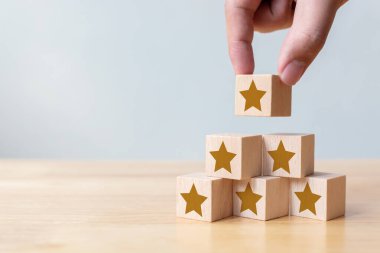 Tahta blokları beş yıldızlı merdiven gibi diziyorum. En iyi iş hizmetleri derecelendirme müşteri deneyimi konsepti 