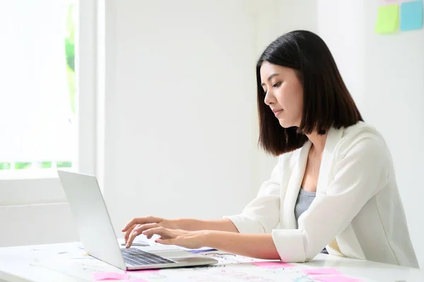 在家工作的概念 在写字台上有文书工作的年轻亚洲女商人在办公室的电脑笔记本电脑上工作 — 图库照片
