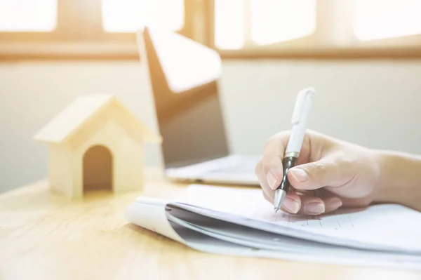 Cerca Mano Del Hombre Firmando Documento Préstamo Firma Propiedad Casa —  Fotos de Stock