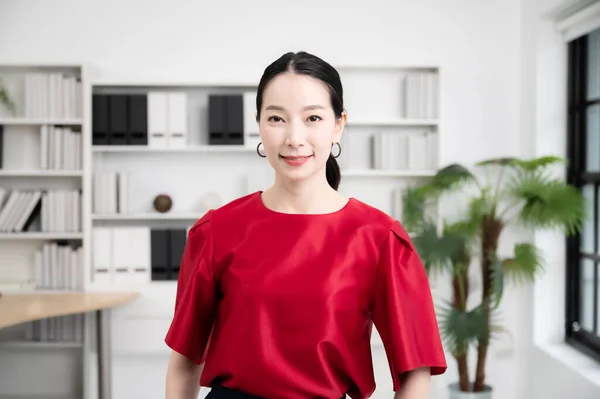 아시아인 자신감 비즈니스 카메라보고 사무실에서 미소짓기 — 스톡 사진