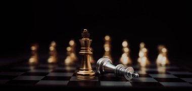 Satranç masası oyunu iş stratejisini rekabet ve meydan okuma konseptiyle temsil etmek için