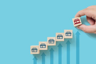 Simge deposu olan tahta küp bloğu ve metin için kopyalama alanı. Ticari pazarlama sistemi konsepti. Yapı hizmetleri depolama ağı stratejisi