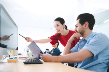 Ortak çalışma süreci, şirket çalışanları bilgisayar masaüstü ile beyin fırtınası projesi üzerinde çalışıyor. Modern ofiste toplantı üzerine şirket kurma takım çalışması