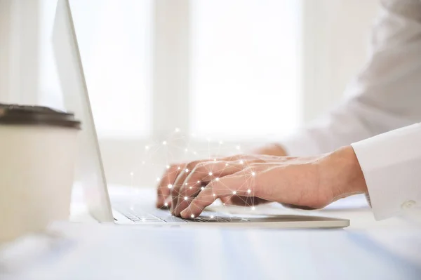 Fechar Imagem Mãos Homem Negócios Que Trabalham Computador Portátil Mesa — Fotografia de Stock