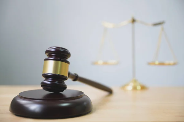 Закон Справедливость Концепция Законности Судья Молоток Деревянном Столе — стоковое фото