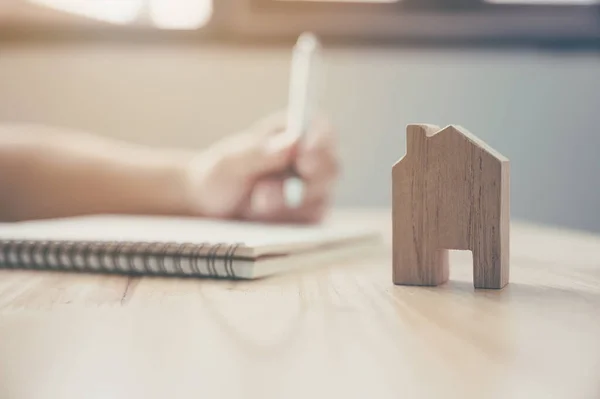 Cerca Mano Del Hombre Tomar Notas Plan Cuaderno Para Ser — Foto de Stock