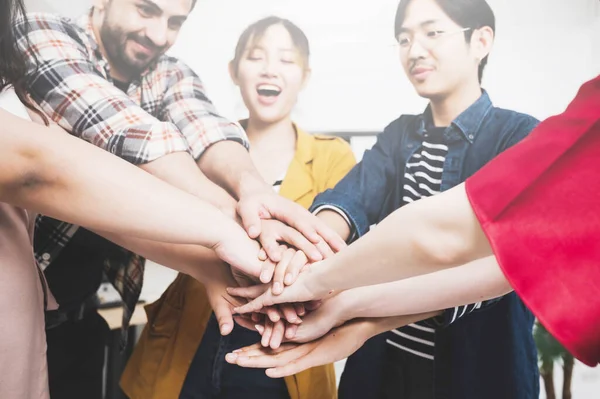 Working Startup Business Team Teamwork Concept Equipo Joven Poniendo Manos — Foto de Stock