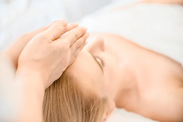 Mulher Bonita Recebendo Cabeça Massagem Facial Salão Spa Conceito Cuidados — Fotografia de Stock