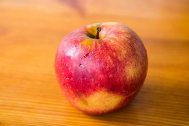 ahşap gri bir tahta üzerinde kırmızı elma, elma üzerinde su damlaları, doku, arka plan, yakın çekim, meyve