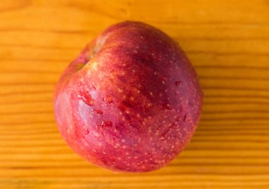 ahşap gri bir tahta üzerinde kırmızı elma, elma üzerinde su damlaları, doku, arka plan, yakın çekim, meyve