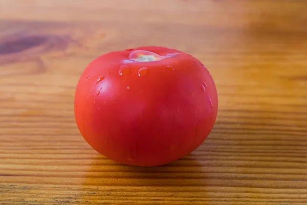 Tomate Vermelho Uma Tábua Madeira Marrom Baixas Água Tomate Close — Fotografia de Stock