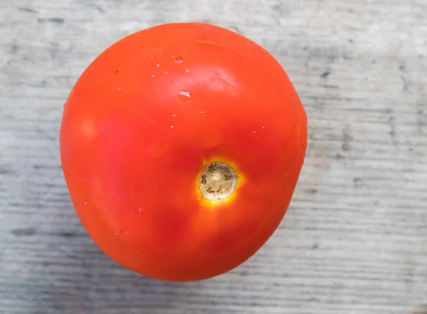 Tomate Vermelho Uma Tábua Madeira Cinza Baixas Água Tomate Close — Fotografia de Stock