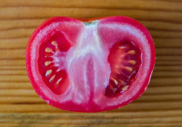 Pedaço Tomates Vermelhos Uma Tábua Madeira Marrom Baixas Água Tomate — Fotografia de Stock