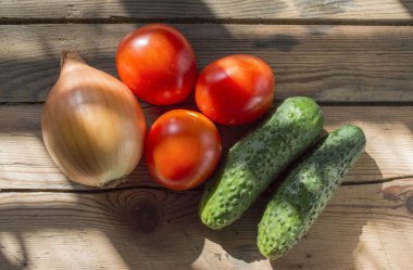 Eski ahşap arka plan üzerinde çeşitli sebzelerin yakın görüntü. O