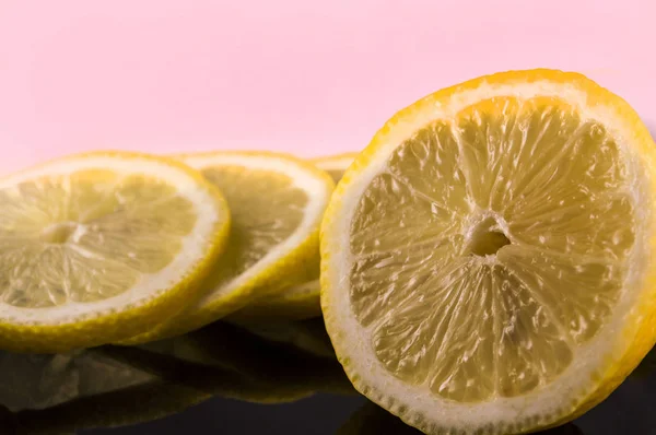 Rodajas de limón en un plato negro, primer plano — Foto de Stock