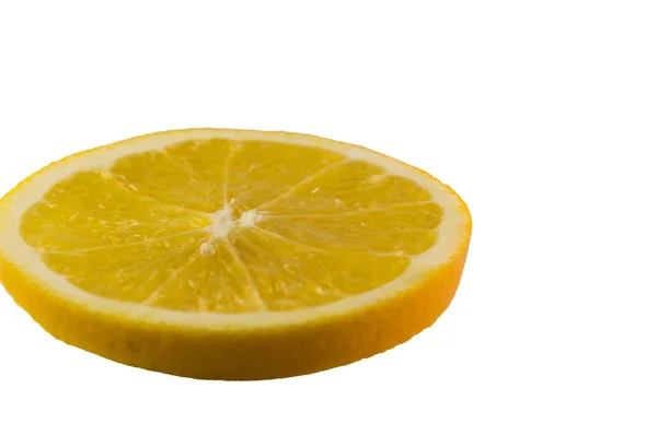Fatias de laranja isoladas em branco — Fotografia de Stock