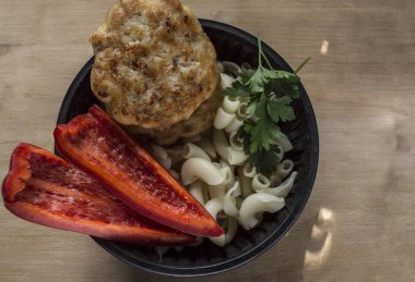 siyah bir et pirzama, maydanoz, kırmızı biber ve makarna yakın çekim