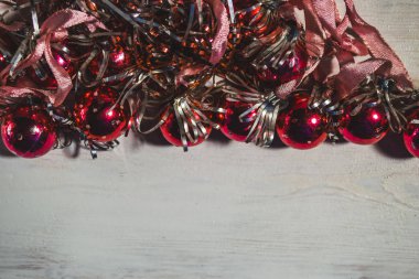 Noel sınırı. Ahşap arka planda kırmızı Noel topları. Üst 