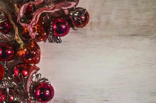 Cadre de Noël. Boules de Noël rouges sur fond en bois. Haut v — Photo