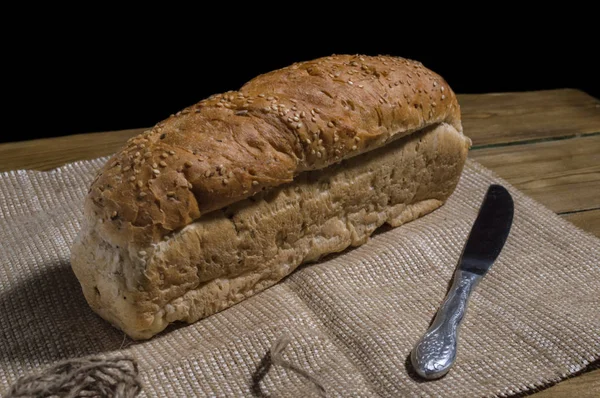 Krájený chléb, šedé lano a nůž na ubrousku. Pekárna — Stock fotografie