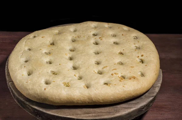 Italienskt bröd focaccia. Traditionell italiensk paj, hembakat bröd — Stockfoto