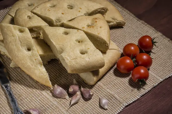 Ιταλικό ψωμί φοκάτσια με ντοματίνια και σκόρδο σε burla — Φωτογραφία Αρχείου