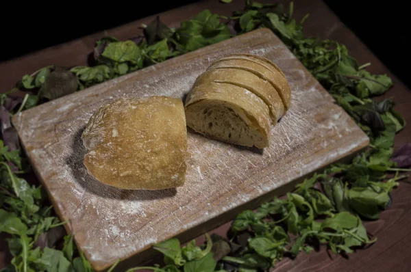 Pan italiano de ciabatta sobre tabla de madera de cocina. Alrededor del tablero — Foto de Stock