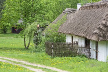 Tokarnia, Polonya - 2 Mayıs 2018: Eski geleneksel Lehçe ahşap evde Açık Hava Müzesi, Kielce Köyü (Muzeum WSI Kieleckiej), kırsal manzara
